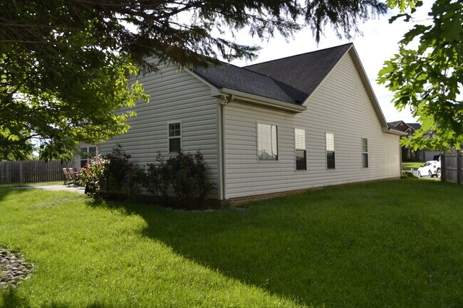 Building Photo - 1601 Silver Oak Ln