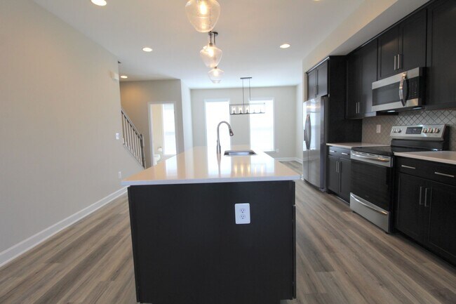 Building Photo - 3 bedroom town home with a finished basement and garage located in popular Preston Lakes