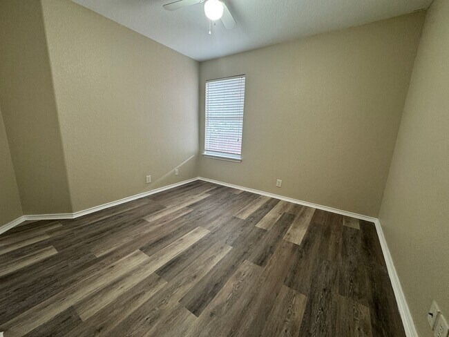 Building Photo - COMFORTABLE HOME | SINGLE STORY  |  CLOSE TO HWY 151 & 410 | SHOPPING & RESTAURANTS