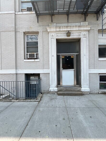 Building Photo - 121 Manhattan Ave