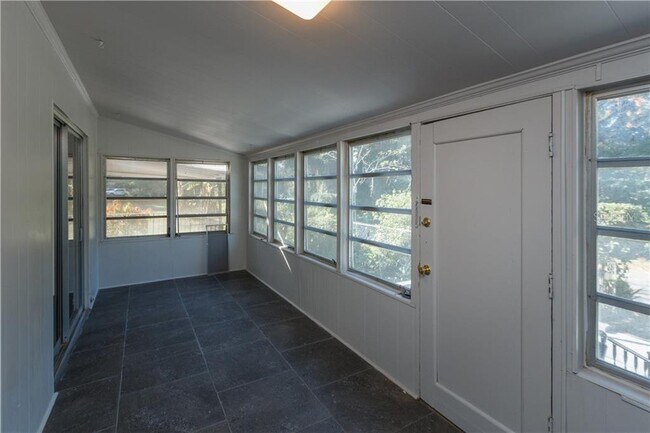 Building Photo - 835 Cathcart Terrace