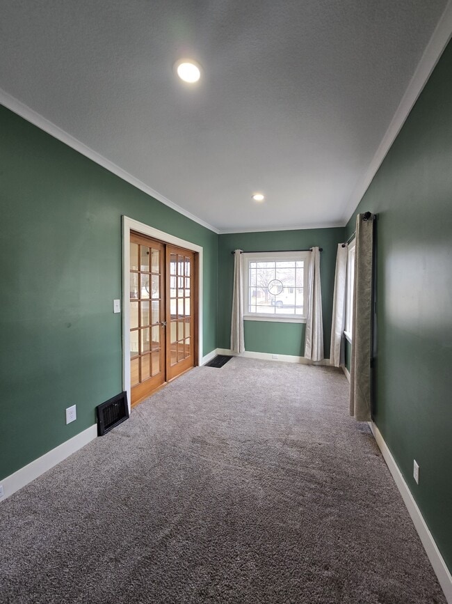 Building Photo - 1321 W Univ Ave