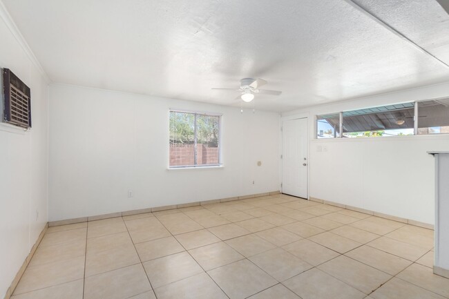 Building Photo - 4 BEDROOM, 2 BATH TEMPE HOME WITH SPACIOUS...