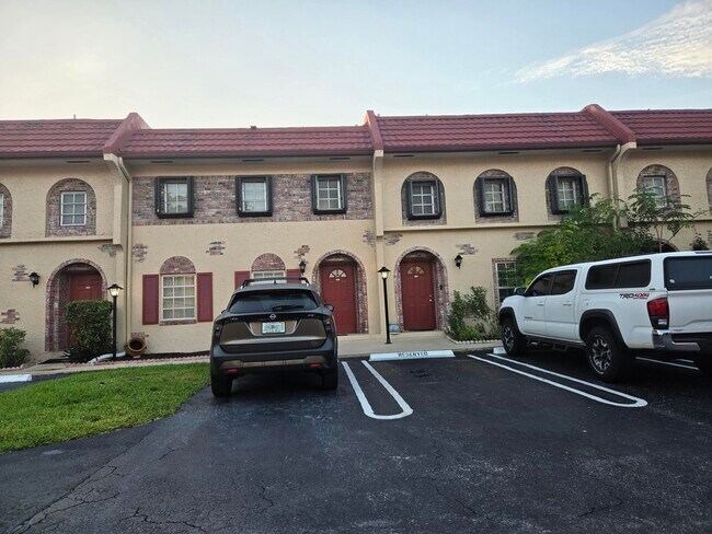 Building Photo - 3062 Riverside Dr