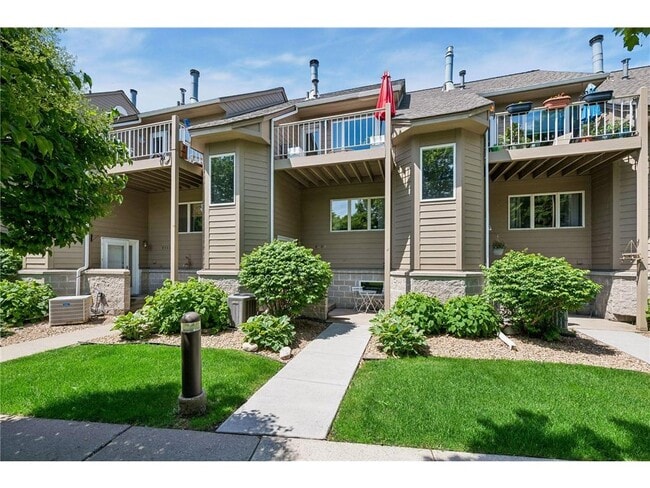 Building Photo - 2831 Kenwood Isles Dr