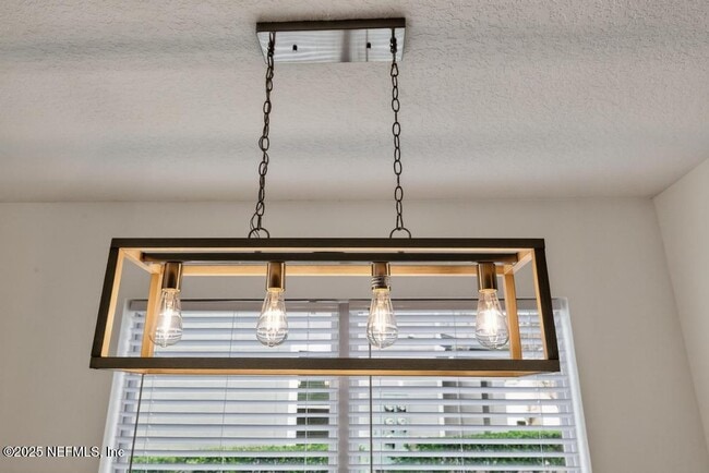 Building Photo - 411 Walnut Dr