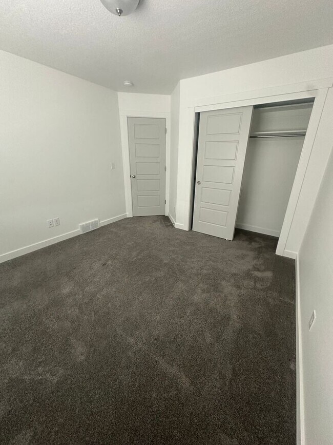 Building Photo - Gorgeous Townhome!!!