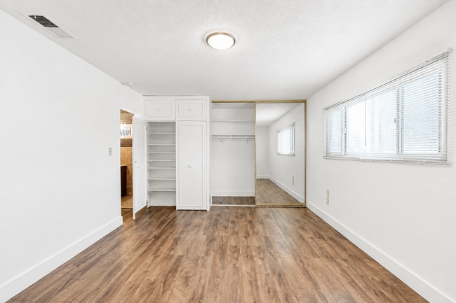 Building Photo - 8840 San Vicente Ave