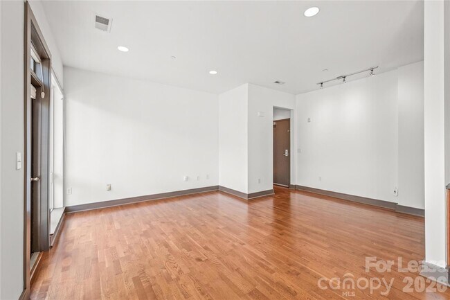 Building Photo - 2200 Lyndhurst Ave