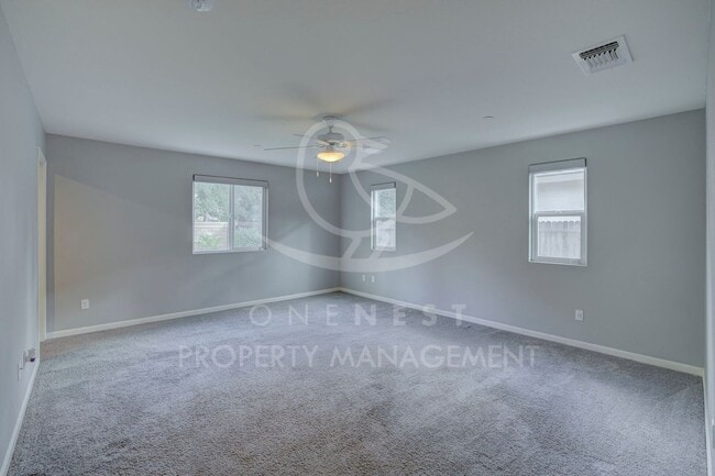 Building Photo - Beautifully maintained and modern 4-bedroom, 2-bathroom