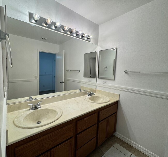 Building Photo - Executive Style 3 bedroom home