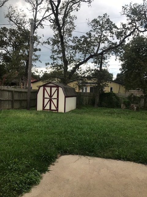 Building Photo - Bryan -2 Story / 3 bedroom /2.5 bath / 2 c...