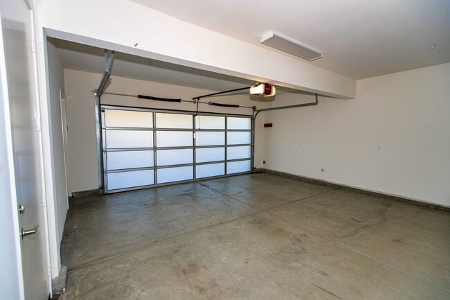 Building Photo - Highly Desired 4 Bedroom Floor Plan in Lig...