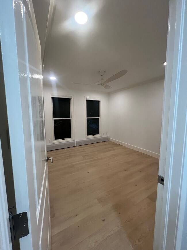 Building Photo - 910 W Hallam St