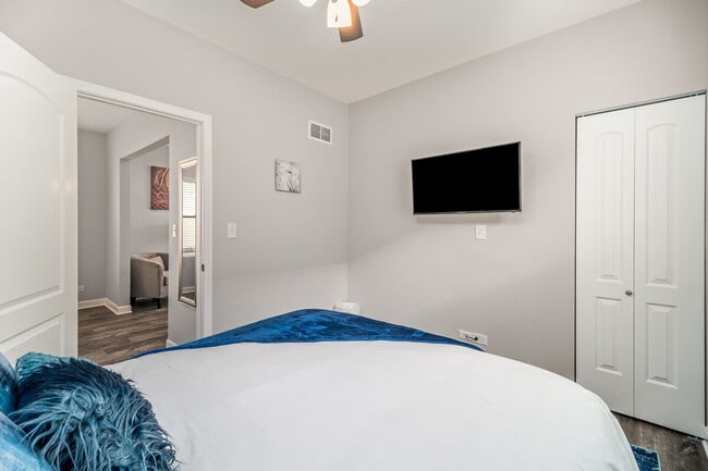 Building Photo - 5539-47 W Archer Ave