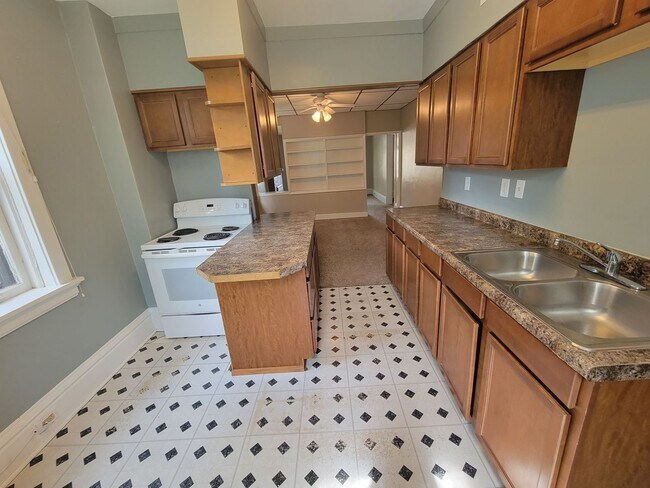 Building Photo - 623-625 N 10th Ave E