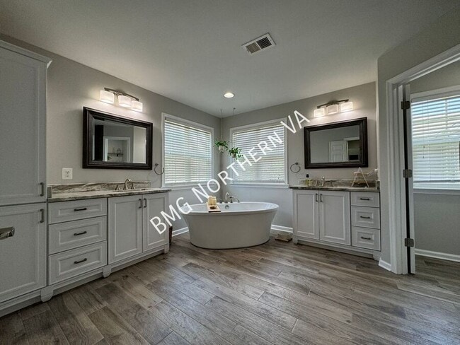 Building Photo - 8930 Kingbird Ct