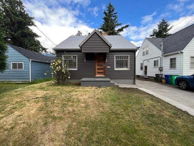 Building Photo - Stunning Rose City Park 5BD 2BA Home with Gas Fireplace Updated Finishes, Air Conditioning & Laun...