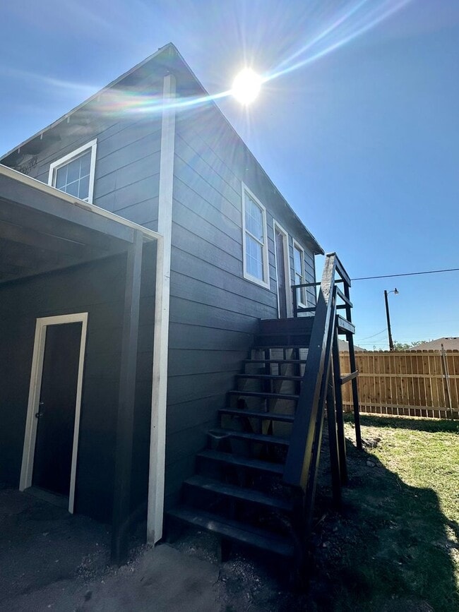 Building Photo - COMING AUGUST 2025 - Remodeled 1 Bedroom A...