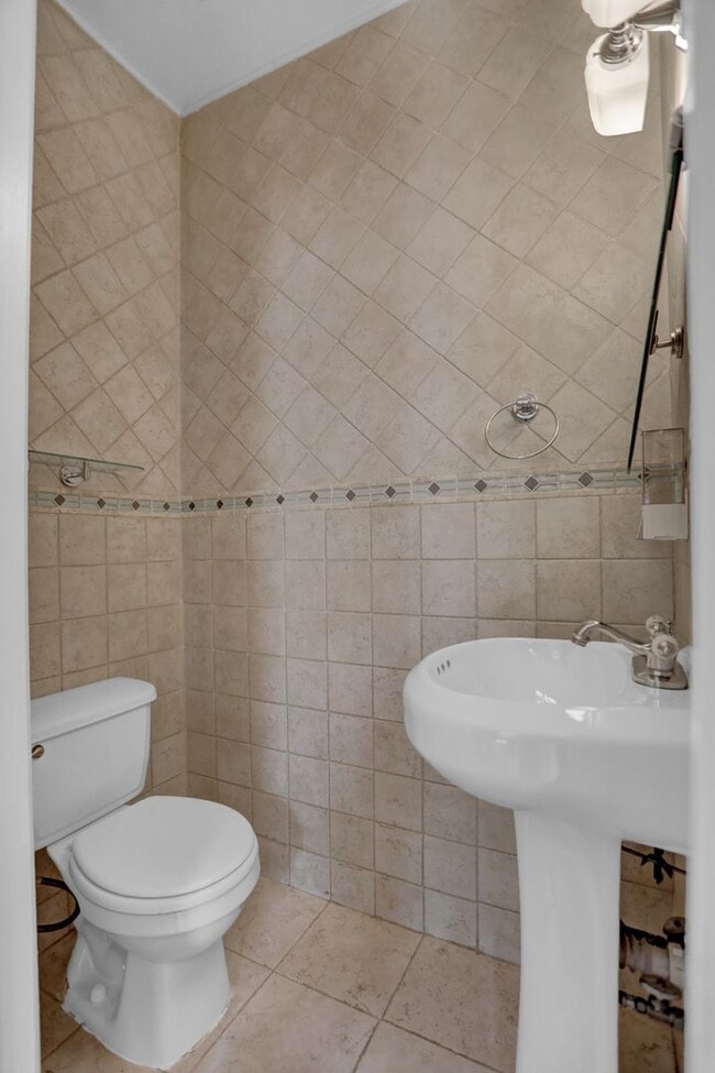 Building Photo - Chic City Living at 2308 E Fairmont Ave!