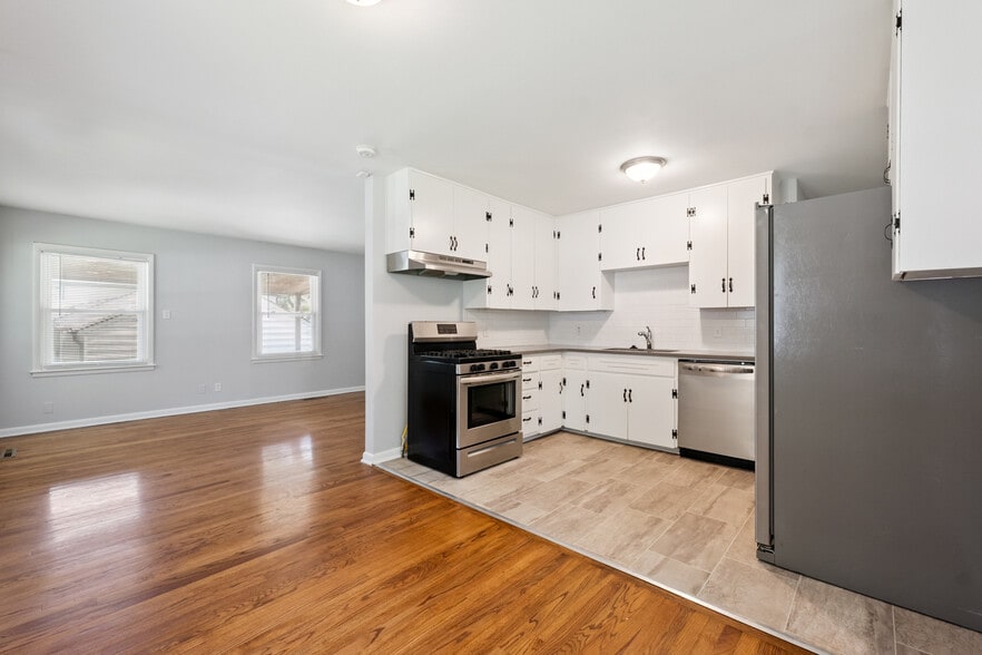 Building Photo - 2301 W 73rd St