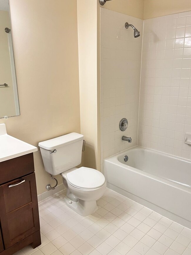 Building Photo - Beautiful 2 bed/2 bath condo in Reston...walk to RESTON TOWN CENTER!!