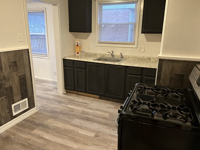 Kitchen - 18918 Westphalia St