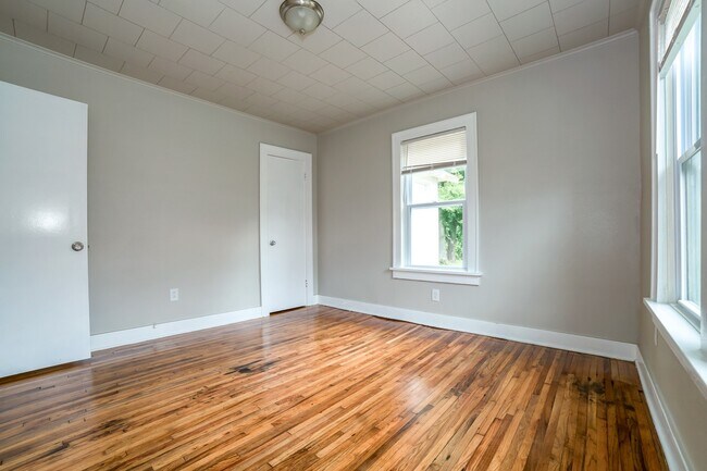 Building Photo - Full gut remodel! All new everything!! Come check it out.