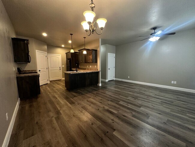 Building Photo - ** Move-in Discount** 3 Bedroom - 2.5 bathroom - in the heart of Cedar City!