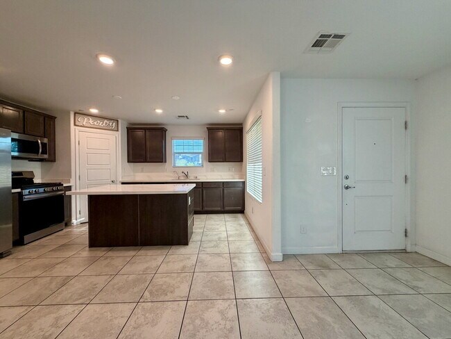 Building Photo - 3 BED 2.5 BATH 2 CAR GARAGE TOWNHOUSE IN CADENCE HENDERSON WITH LOFT