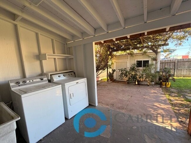 Building Photo - 2412 Chicago St