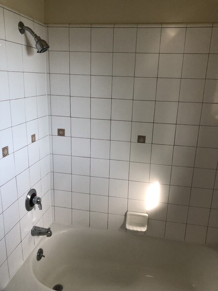 Bathroom - 328 Griswold St