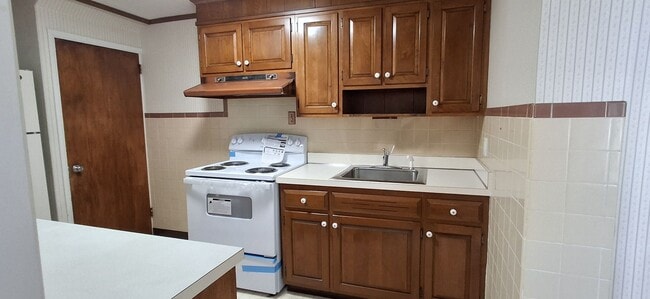 Building Photo - 3 Bedroom 1.5 Bathroom Available in Lancaster!