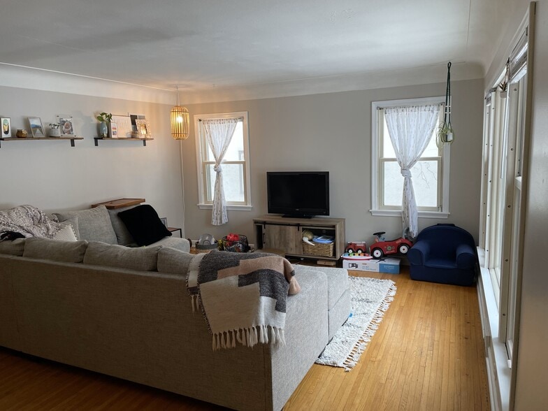 living room - 5349 Portland Ave