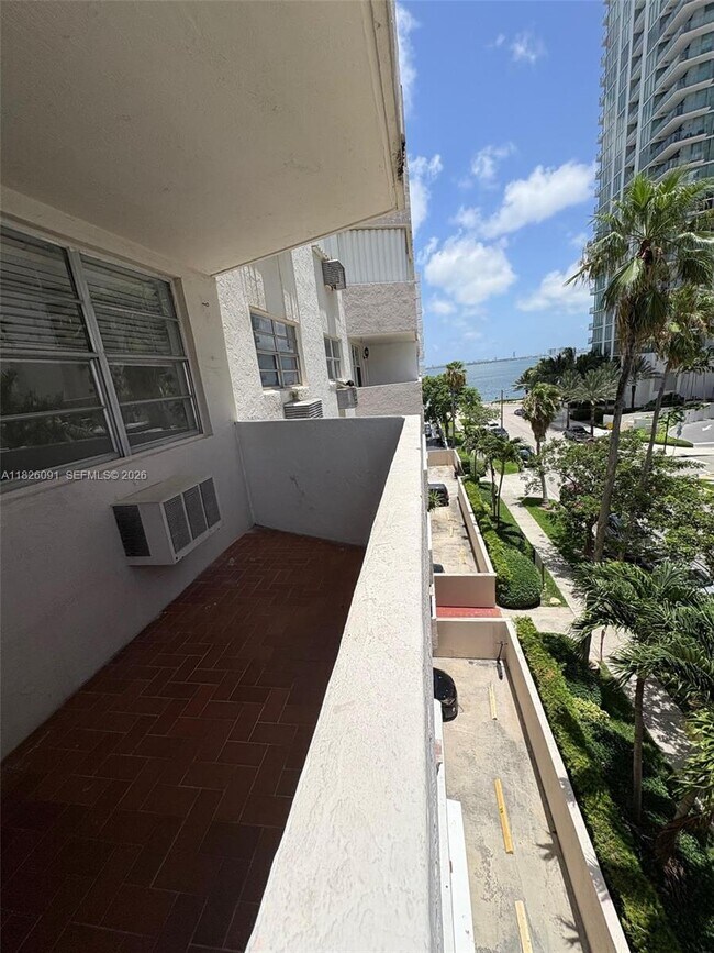 Building Photo - 505 NE 30th St