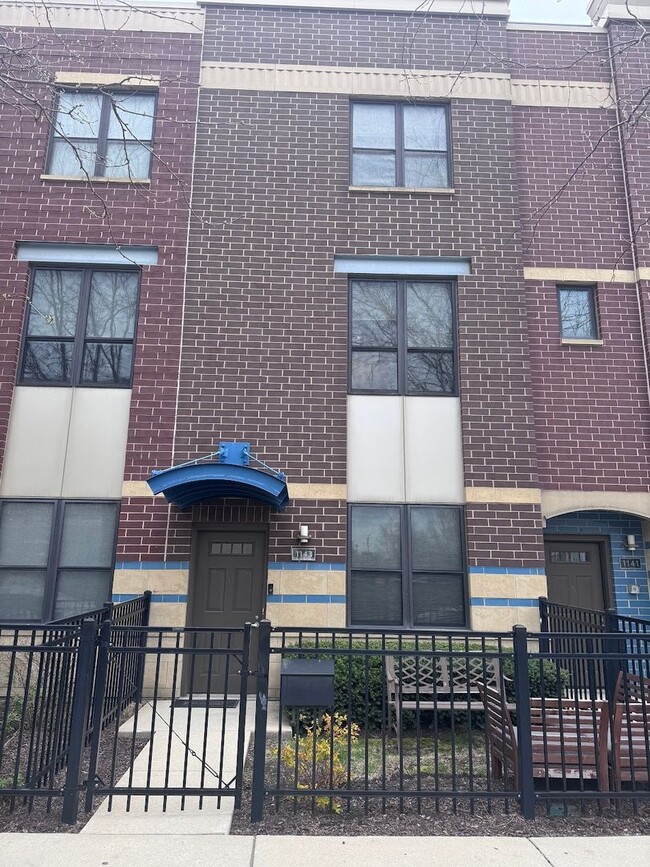 Primary Photo - Luxurious 3-Bedroom, 3-Bath Townhouse Loca...