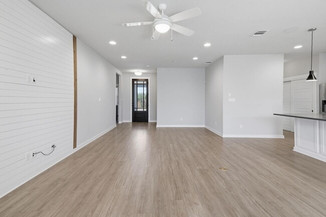 Building Photo - 103 Trailside Ln