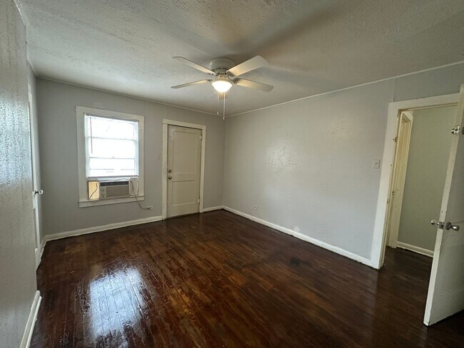 Building Photo - 2-BEDROOM DUPLEX IN MAHNCKE PARK