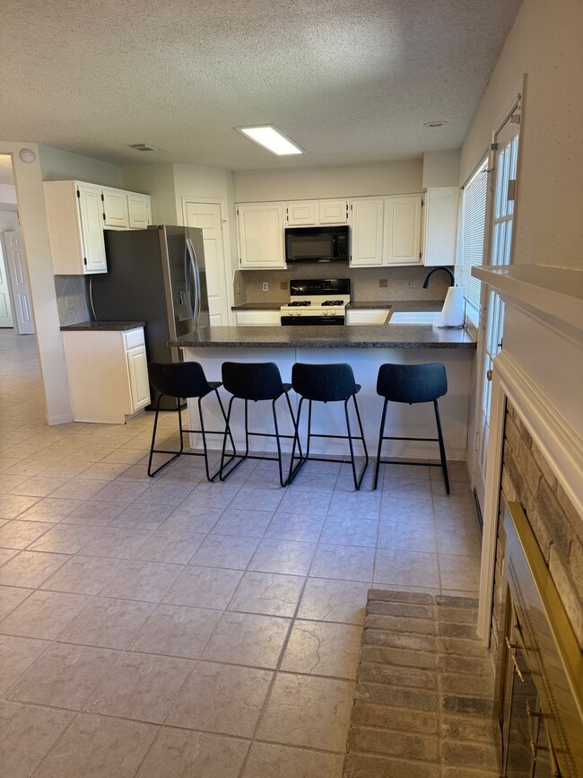 Building Photo - 3010 Mesquite Dr