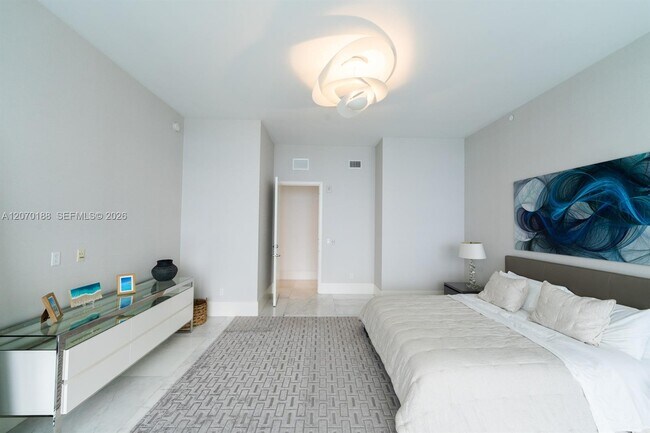 Building Photo - 16901 Collins Ave