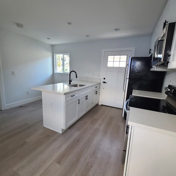 Building Photo - 8151 Hazeltine Ave