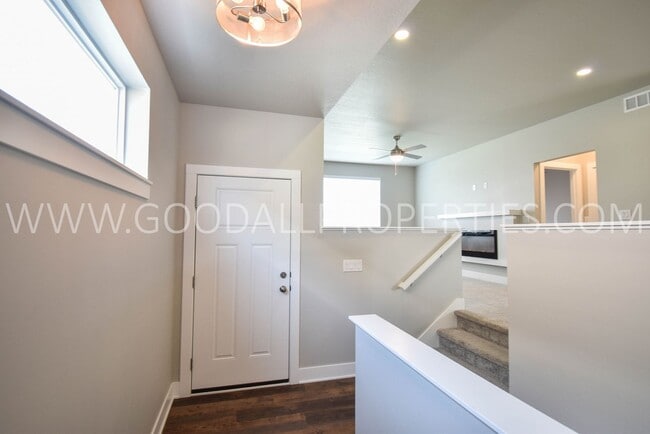 Building Photo - Modern Style Ranch, 3 bedroom 2.5 bath hom...