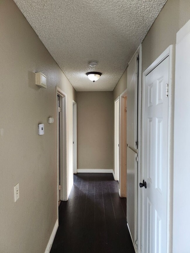 Building Photo - Inviting 3-Bedroom Home