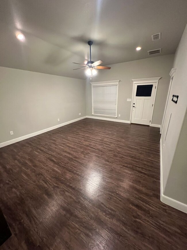 Building Photo - 3 bed 2 bath 2 car garage Located in North...