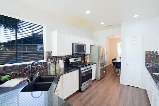 Building Photo - 1123 Woodley Bend