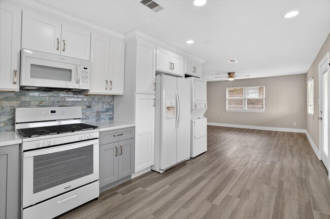 Building Photo - 505 Pompano St