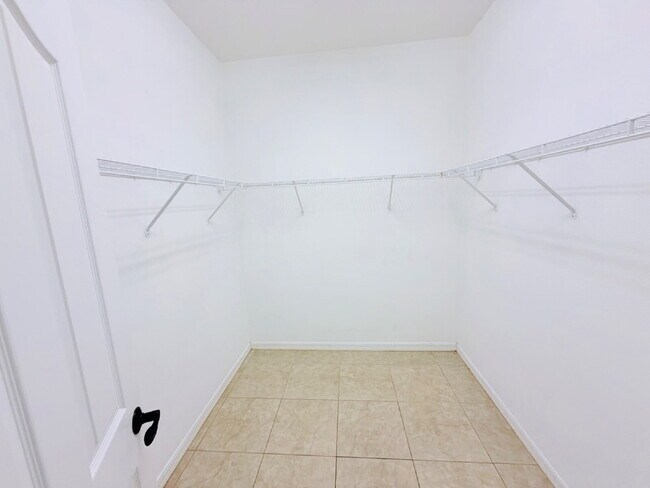 Building Photo - Spacious 3-Bedroom Home with 2 Full Baths in Charming Mulberry Home with Outdoor Kitchen!