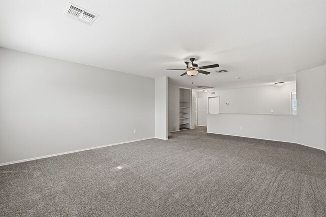 Building Photo - HUGE 6 Bedroom Home - Westgate and Freeways Nearby!