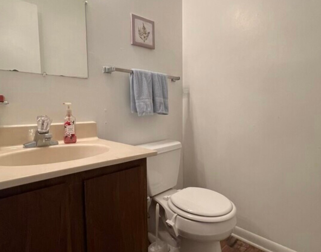 Powder room - half bath - main level (room has been freshly painted) - 334 Shenandoah Cir