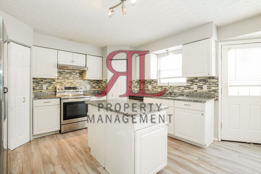 Building Photo - 26 E Woodfield Dr